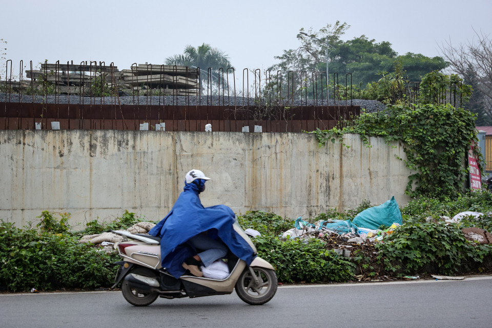 Công trường dự án thành nơi tập kết vật liệu xây dựng, rác thải sinh hoạt. (Ảnh: PV/Vietnam+)