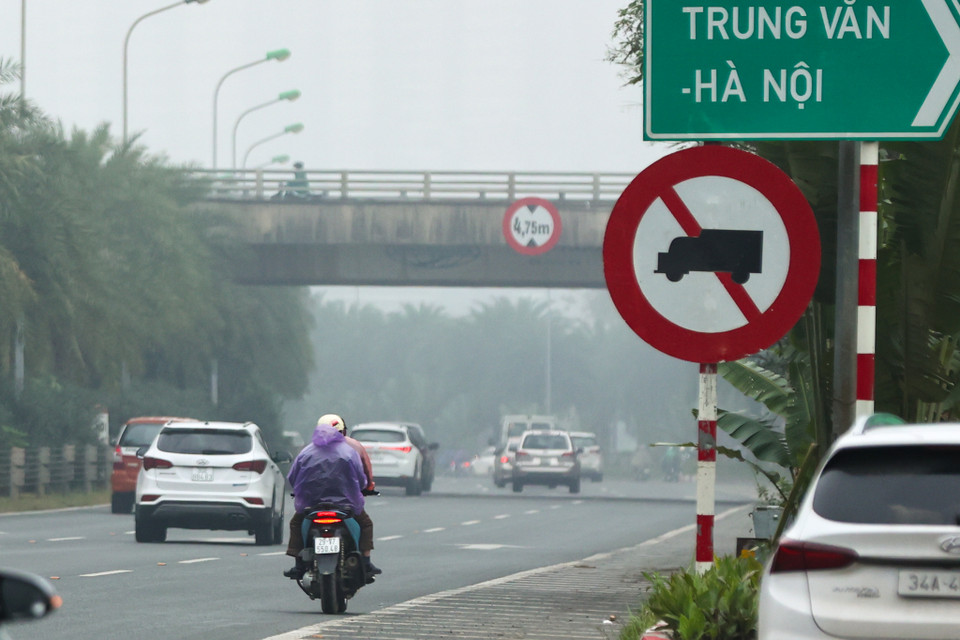 Đại lộ Thăng Long là một trong những tuyến đường huyết mạch kết nối các quận, huyện phía Tây-Tây Nam với trung tâm thành phố Hà Nội. Theo quy định, xe máy không được lưu thông trên làn đường chính mà chỉ được di chuyển ở tuyến đường gom, bên cạnh, thiết kế riêng biệt. (Ảnh: Hoài Nam/Vietnam+)