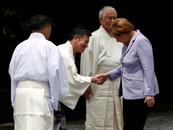 Thủ tướng Đức Angela Merkel được tiếp đón tại đền Shinto Ise (Nguồn: Reuters) 