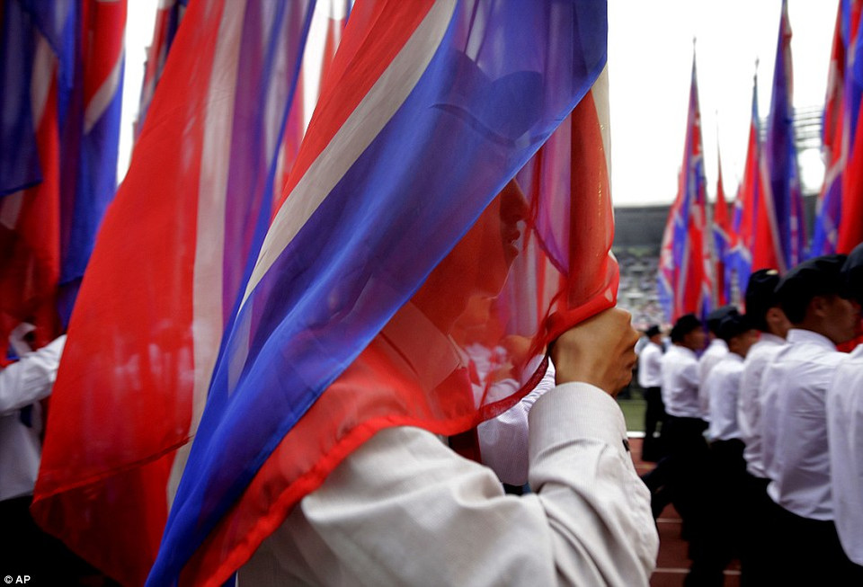 Bài viết nói rằng Triều Tiên đã chuẩn bị sẵn sàng cho một cuộc chiến tranh quy ước, chiến tranh hạt nhân và chiến tranh mạng và giải pháp duy nhất Mỹ có thể lựa chọn hiện nay là "xin lỗi trước nhân dân, quân đội Triều Tiên, đồng thời kéo cờ trắng đầu hàng." (Nguồn: AP) 
