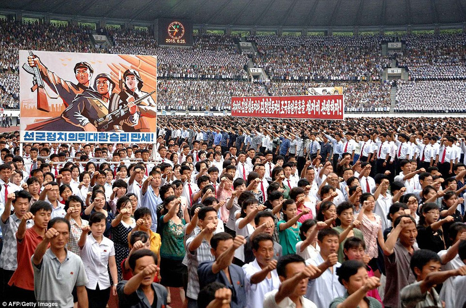 Ngày 25/6, Triều Tiên đã long trọng tổ chức mít tinh kỷ niệm 65 năm ngày nổ ra cuộc chiến tranh Triều Tiên. Khoảng 100.000 người đã tham dự cuộc mít tinh tại Bình Nhưỡng, với khẩu hiệu đánh đổ bè lũ đế quốc Mỹ (Nguồn: AFP)