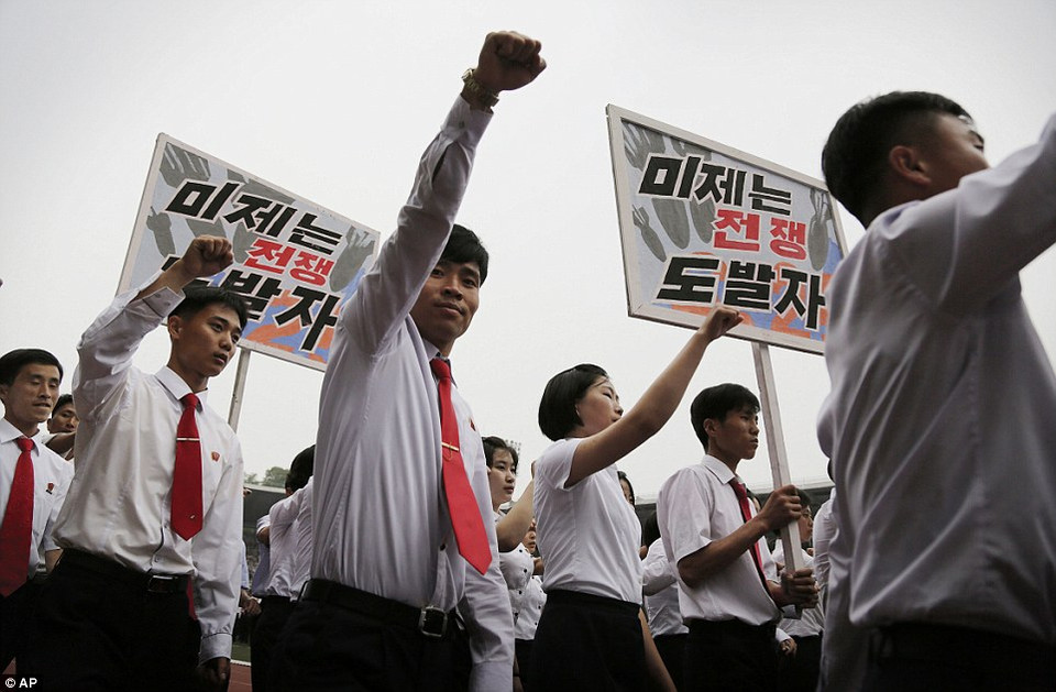 Bài viết nói rằng tham vọng của Mỹ vẫn còn bám trụ lại trên bán đảo Triều Tiên như "một bóng ma chiến tranh," thể hiện qua "chính sách thù địch" của Mỹ nhằm vào Triều Tiên và "các kế hoạch kiềm tỏa cả khu vực châu Á." (Nguồn: AP)