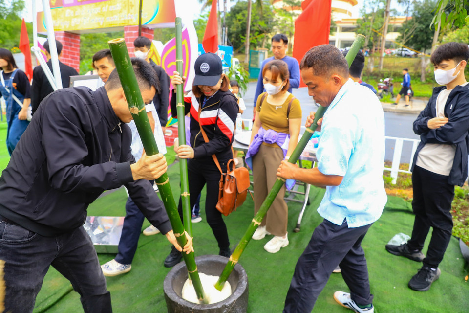 Tại Lễ hội Đền Hùng còn có những không gian cho du khách thập phương trải nghiệm làm bánh dày cùng các hoạt động văn hóa khác. (Ảnh: Hoài Nam/Vietnam+)