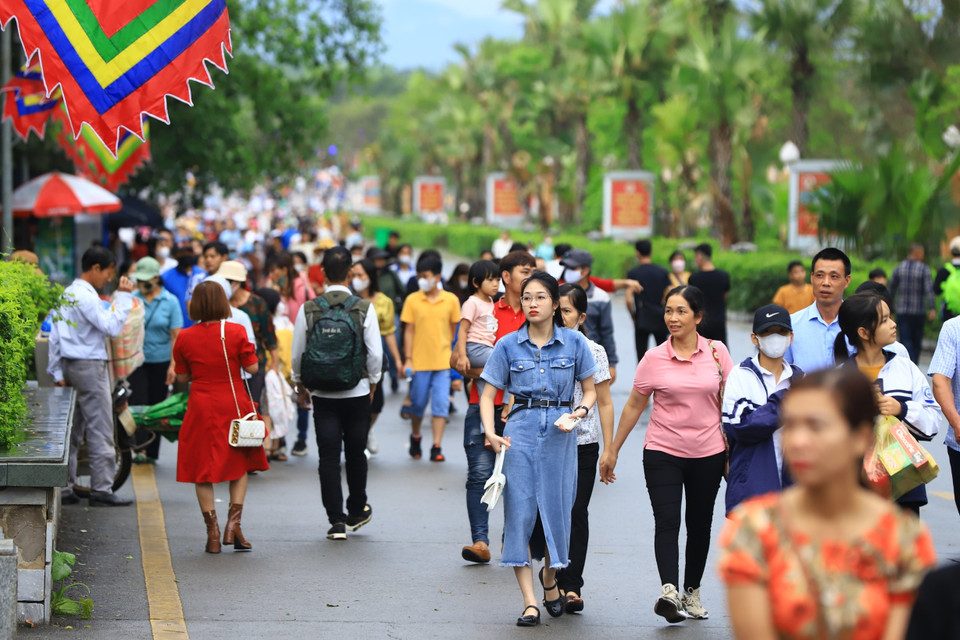 Năm nay, Giỗ Tổ rơi vào cuối tuần, lại trùng lịch nghỉ lễ 30/4 -1/5 nên nhiều người dân, du khách từ khắp nơi đổ về đây lễ bái từ sớm. Một du khách đến từ Nam Định chia sẻ đã di chuyển từ 3 giờ sáng để kịp lên dâng hương Vua Hùng. (Ảnh: Hoài Nam/Vietnam+)