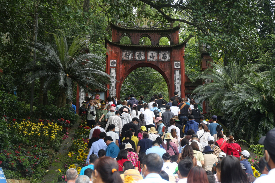 Sau khi Chủ tịch nước Võ Văn Thưởng cùng các lãnh đạo cấp cao của Đảng và Nhà nước làm lễ, hàng rào chắn được mở ra để chào đón người dân, du khách lên núi Nghĩa Lĩnh dâng hương, bái Tổ Hùng Vương. (Ảnh: Hoài Nam/Vietnam+)