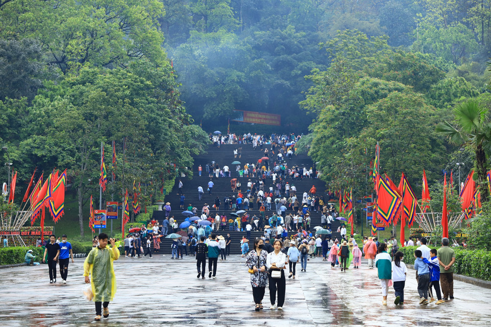 Người dân với tấm lòng thành kính dâng hương tưởng nhớ, tri ân công đức các Vua Hùng, các bậc tiền nhân đã khơi mạch nguồn dân tộc, lập nên Nhà nước Văn Lang, đặt nền móng cho sự phát triển trường tồn của quốc gia, dân tộc. (Ảnh: Hoài Nam/Vietnam+)