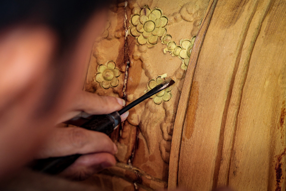 Sau bao ngày đêm miệt mài bên xưởng gỗ, lớp kế cận của các nghệ nhân đã chế tác được những hoa văn tinh xảo. (Ảnh: Hoài Nam/Vietnam+)