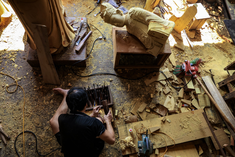 'Quả ngọt' mà những người thợ Sơn Đồng thu được sau bao ngày đêm miệt mài bên xưởng gỗ là tiếng thơm vang xa khắp mọi miền tổ quốc, nhắc đến tượng Phật là người ta nghĩ ngay đến Sơn Đồng. (Ảnh: Hoài Nam/Vietnam+)