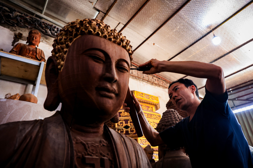 Đến nay, làng nghề có nhiều người trẻ tiếp tục kế nghiệp cha ông duy trì và phát triển nghề làm tượng gỗ. (Ảnh: Hoài Nam/Vietnam+)