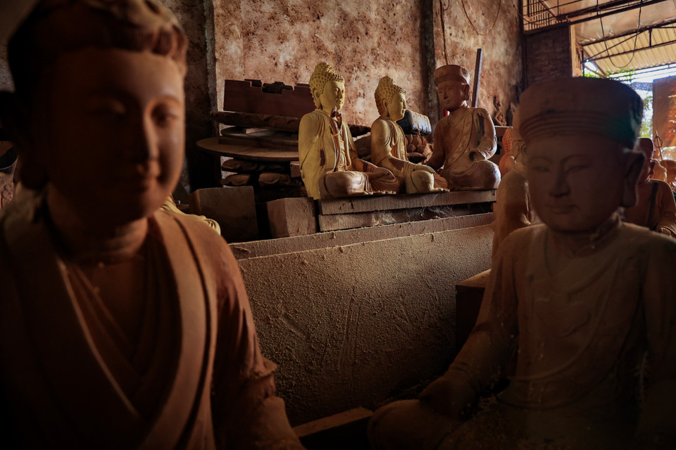 Tiếng lách cách đục đẽo ở Sơn Đồng vẫn vang lên nhưng không phải từ những đôi bàn tay cũ kỹ, đó là âm thanh của sức trẻ, là tín hiệu giữ gìn nghề truyền thống của thế hệ sau. (Ảnh: Hoài Nam/Vietnam+)