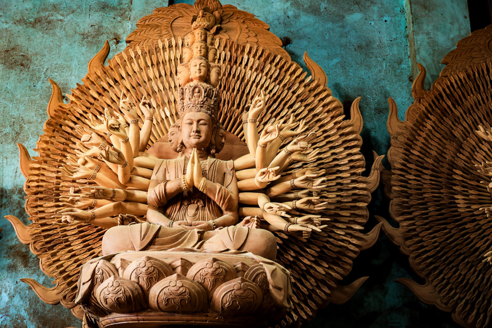 Với đôi bàn tay tài hoa, những người thợ làng Sơn Đồng đã cho ra đời nhiều tác phẩm nghệ thuật đòi hỏi độ tinh xảo cao như bức tượng Phật bà nghìn tay, nghìn mắt, tượng ông Thiện, ông Ác, tượng La Hán, kiệu bát cống. (Ảnh: Hoài Nam/Vietnam+)