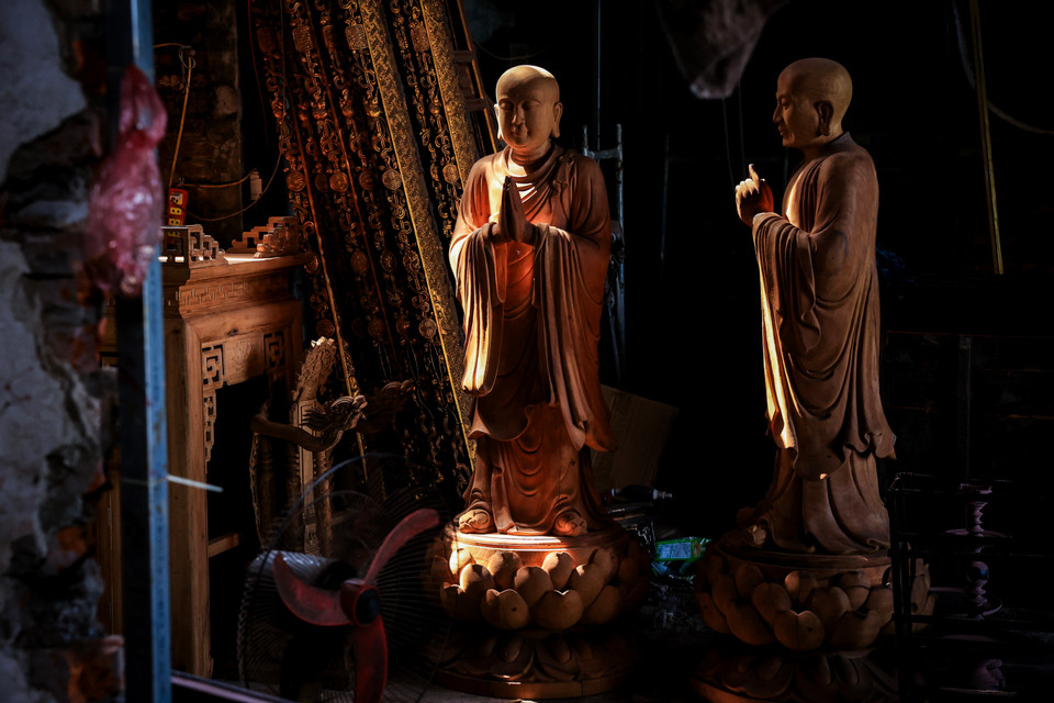 Phía sau những tác phẩm nghệ thuật từ 'hậu duệ' làng nghề là vị mặn mòi của mồ hôi, đang tiếp tục vững bước trên chặng đường mà các bậc tiền nhân dày công vun đắp. (Ảnh: Hoài Nam/Vietnam+)