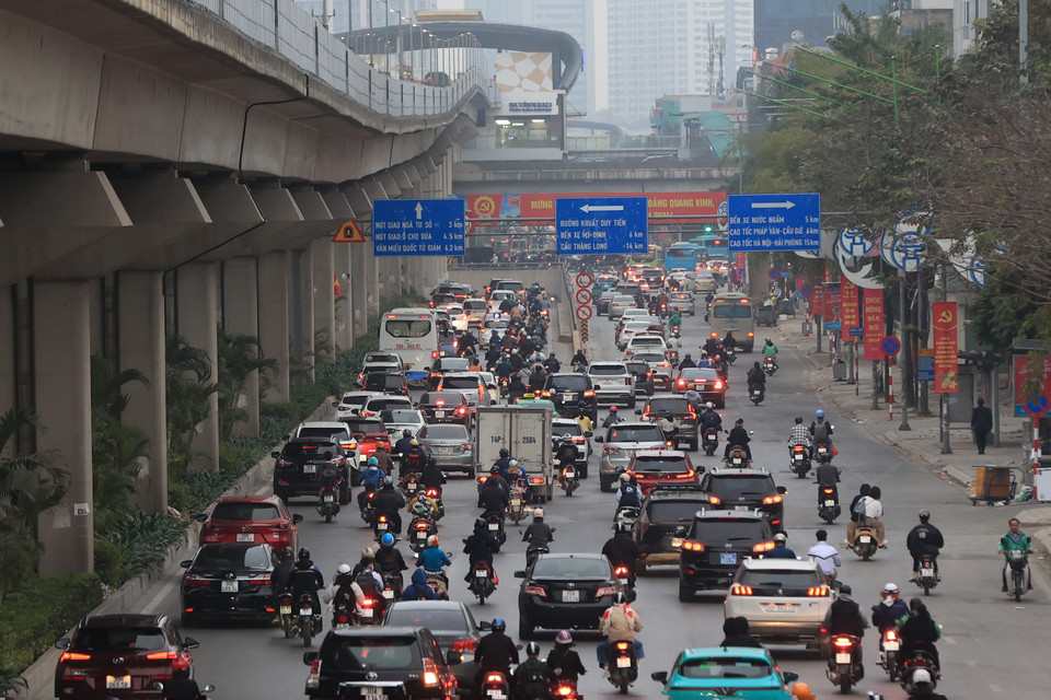 Thời điểm 6 giờ 40 phút sáng, lượng phương tiện từ Hà Đông đổ về hướng ngã tư Khuất Duy Tiến và hầm chui Thanh Xuân bắt đầu tăng nhanh. (Ảnh: Hoài Nam/Vietnam+)
