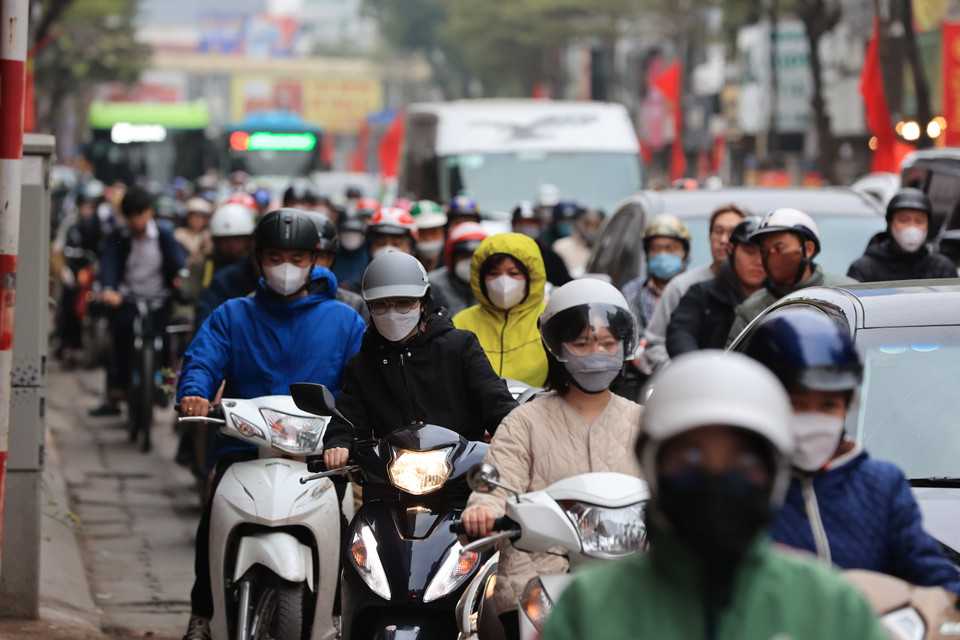 Đường Nguyễn Lương Bằng (Đống Đa, Hà Nội), người dân di chuyển chật vật thời điểm 7 giờ 30 phút. (Ảnh: Hoài Nam/Vietnam+)