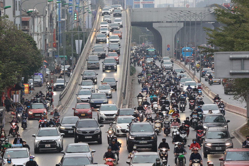 Hàng dài ôtô nối đuôi nhau xếp hàng tại lối xuống đường Vành đai 2.5 trên đường Trường Chinh. (Ảnh: Hoài Nam/Vietnam+)