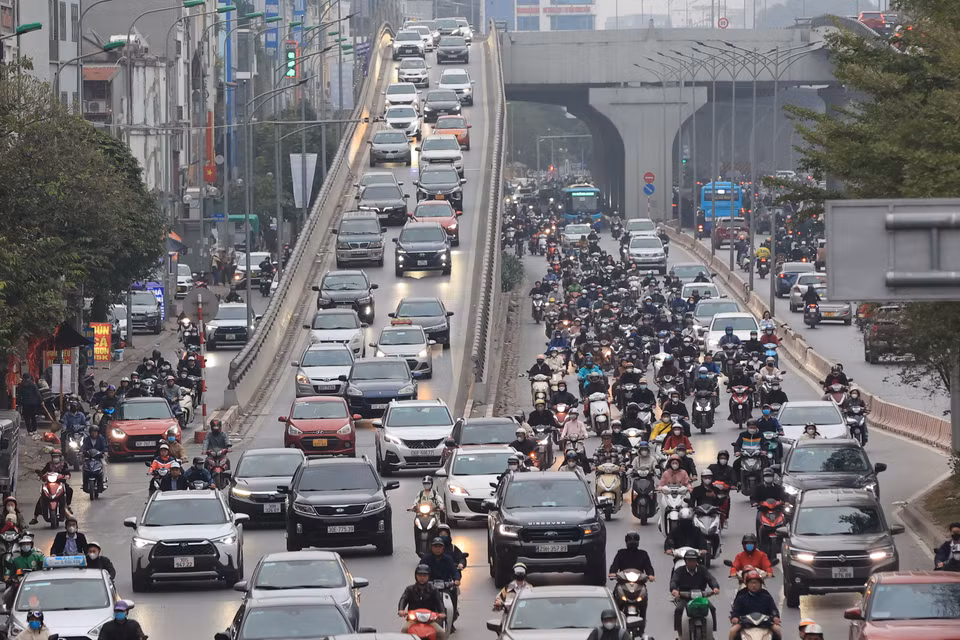 Hàng dài ôtô nối đuôi nhau xếp hàng tại lối xuống đường Vành đai 2.5 trên đường Trường Chinh. (Ảnh: Hoài Nam/Vietnam+)