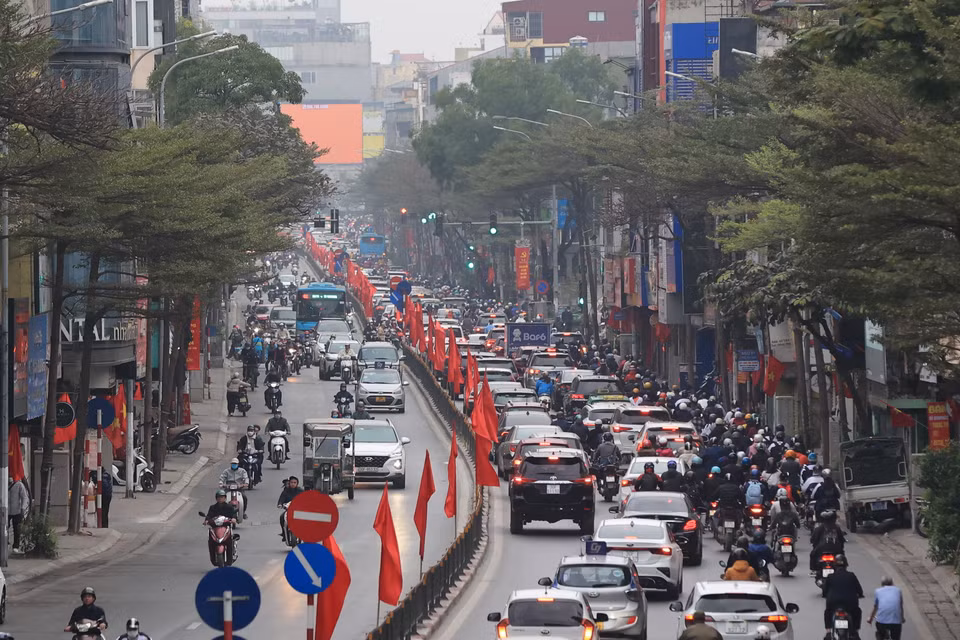 Gần đó là tuyến phố Tây Sơn (Đống Đa) cũng trong cảnh chật như nêm theo hướng về trung tâm thành phố. (Ảnh: Hoài Nam/Vietnam+)