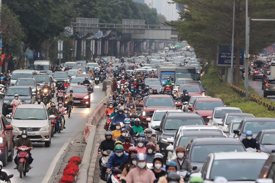 Dòng phương tiện đổ về Ngã Tư Sở mỗi lúc một đông cả trên và dưới cầu vượt. (Ảnh: Hoài Nam/Vietnam+)