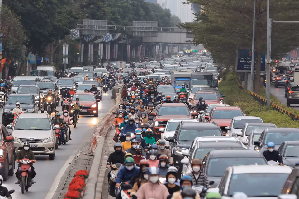 Dòng phương tiện đổ về Ngã Tư Sở mỗi lúc một đông cả trên và dưới cầu vượt. (Ảnh: Hoài Nam/Vietnam+)
