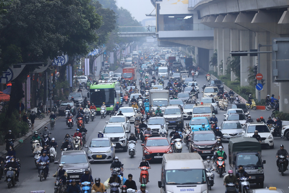 Theo ghi nhận của phóng viên Báo Điện tử VietnamPlus, trong khoảng thời gian 12h-15h ngày 31/1, tuy không phải trong khung giờ cao điểm nhưng mật độ phương tiện lưu thông tại các tuyến phố rất lớn. (Ảnh: Hoài Nam/Vietnam+)