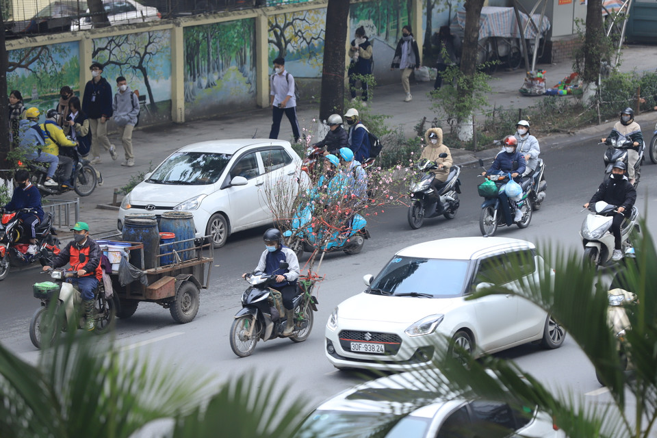 Thời gian gần Tết, nhu cầu đi lại và vận chuyển hàng hóa của người dân tăng cao nên mật độ giao thông luôn đông đúc cả ngày. (Ảnh: Hoài Nam/Vietnam+)