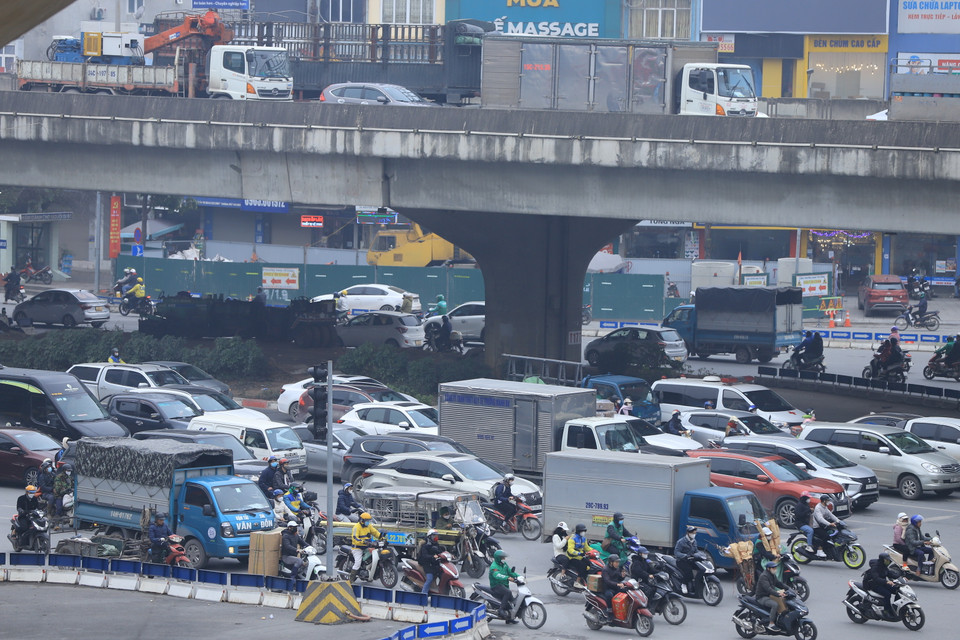 Ghi nhận tại ngã tư Khuất Duy Tiến (Thanh Xuân, Hà Nội), các phương tiện di chuyển chậm trên cả 2 tầng đường Vành đai 3. (Ảnh: Hoài Nam/Vietnam+)