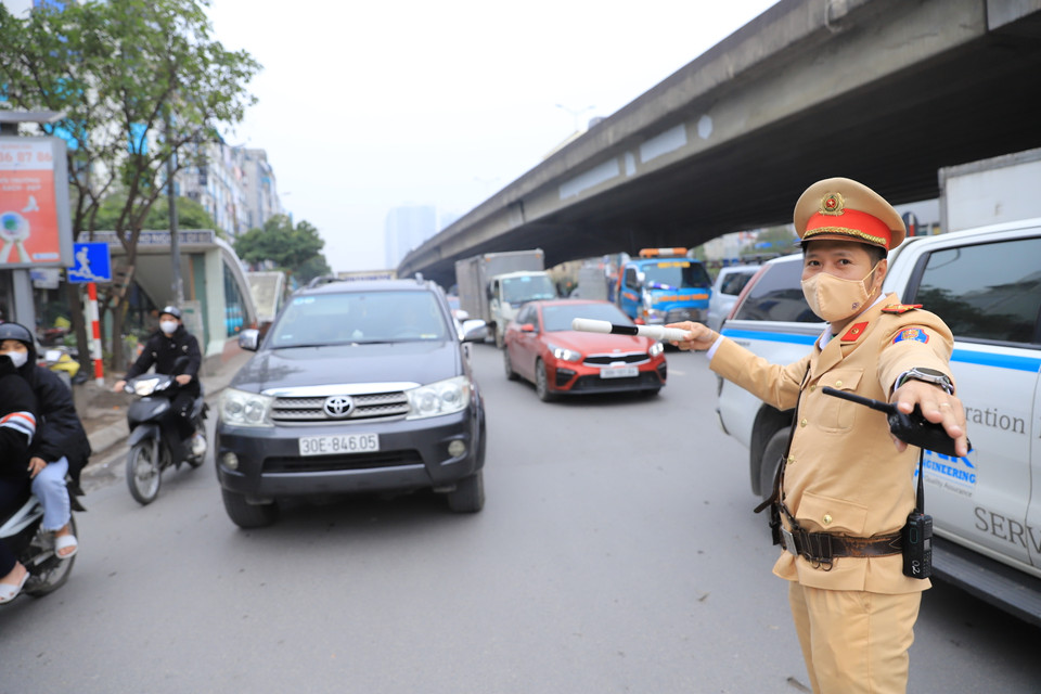 Các cán bộ chiến sĩ thuộc Đội cảnh sát giao thông số 7– phòng Cảnh sát Giao thông Công an Thành phố liên tục điều tiết giao thông, hướng dẫn các phương tiện di chuyển tránh gây ùn tắc. (Ảnh: Hoài Nam/Vietnam+)
