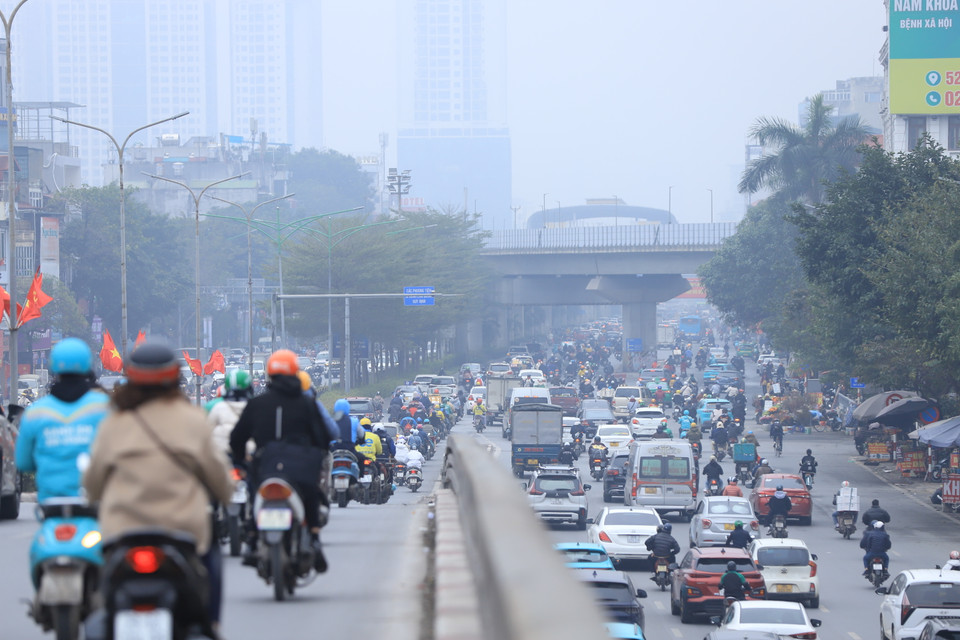 Dòng người khu vực cầu vượt Ngã Tư Sở đổ về hướng Nguyễn Trãi đi Vành đai 3. (Ảnh: Hoài Nam/Vietnam+)