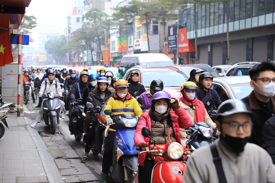 Cách đó không xa, dòng phương tiện chen chân tại tuyến phố Nguyễn Lương Bằng (Đống Đa, Hà Nội). (Ảnh: Hoài Nam/Vietnam+)