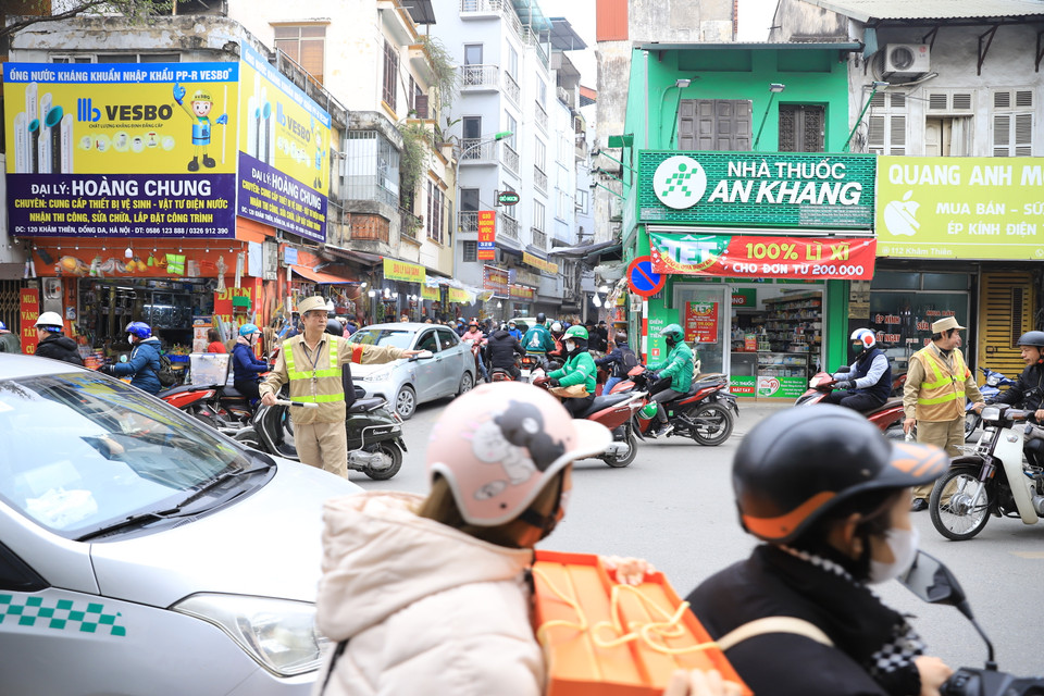 Trên tuyến phố Khâm Thiên (Đống Đa, Hà Nội), lực lượng tự quản huy động toàn bộ lực lượng điều tiết giao thông từ đoạn chắn đường tàu đến ngõ Văn Chương. (Ảnh: Hoài Nam/Vietnam+)