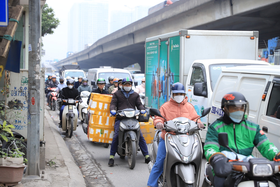 Đường Nguyễn Xiển chật kín các phương tiện chở hàng hóa tiến vào nội thành. (Ảnh: Hoài Nam/Vietnam+)