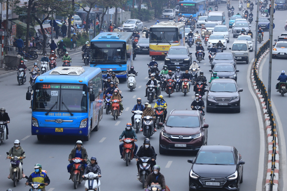 Thời điểm 13 giờ tại phố Tây Sơn (Đống Đa, Hà Nội) lượng phương tiện lưu thông lớn hơn so với những ngày thường. (Ảnh: Hoài Nam/Vietnam+)