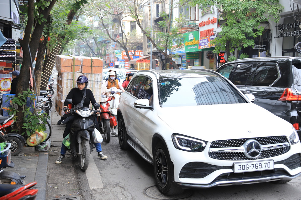 Tuyến phố trung tâm, nhất là các tuyến phố cổ (Hoàn Kiếm, Hà Nội) luôn đông đúc. (Ảnh: Hoài Nam/Vietnam+)