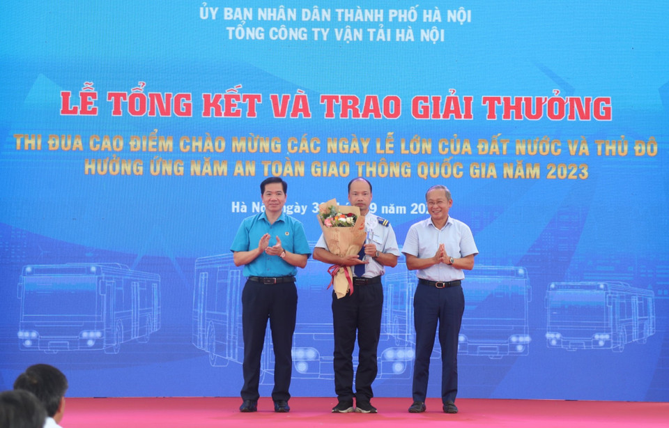 Kết thúc hội thi, có 10 giải được trao cho các tuyển thủ xuất sắc nhất trong đó tuyển thủ Trần Anh Dân thuộc đơn vị xe buýt 10-10 đã giành Giải Nhất. (Ảnh: Hoài Nam/Vietnam+)