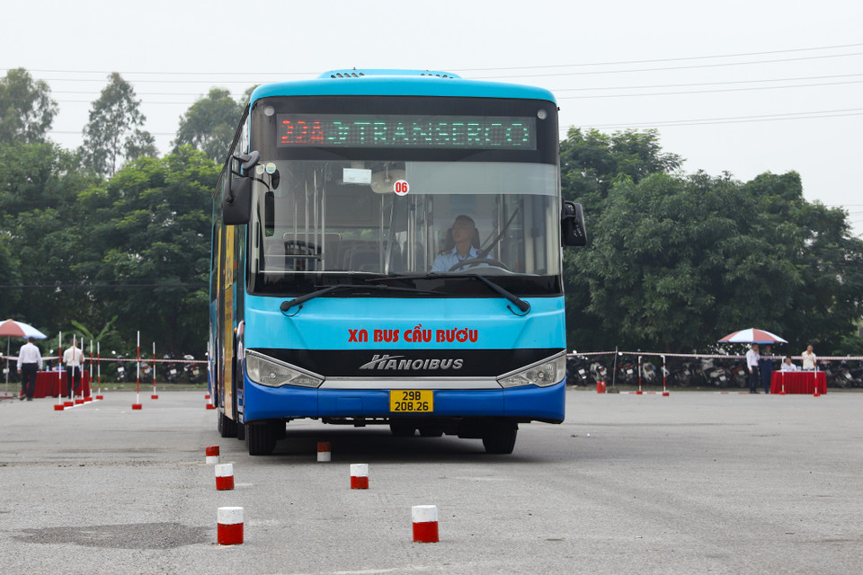 Trong đó phần thi đi qua hàng đinh được cho là khó nhằn nhất khiến nhiều tài xế ‘rơi điểm.’ (Ảnh: Hoài Nam/Vietnam+)