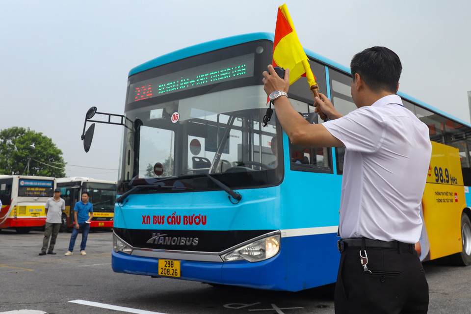 Đúng 7 giờ 30 phút, các tài xế bắt đầu phần thi sa hình, vượt qua hàng loạt các phần thi hóc búa đòi hỏi sự khéo léo và chính xác cao. (Ảnh: Hoài Nam/Vietnam+)