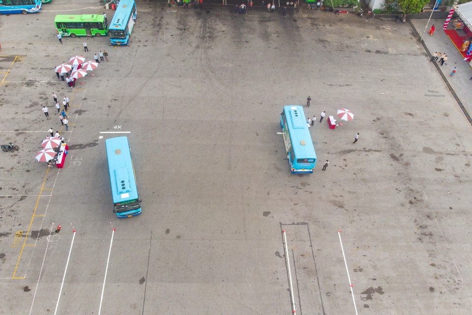 Các nội dung thi năm nay được xây dựng hoàn thiện và khắt khe hơn mọi năm, ngoài yêu cầu về kỹ năng vận hành xe chuyên nghiệp, người lái xe phải đảm bảo yêu cầu vận hành đúng quy định và êm ái. (Ảnh: Hoài Nam/Vietnam+)