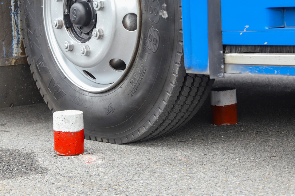 Các tuyển thủ phải khéo léo đưa xe qua hàng đinh với khoảng cách chỉ vừa vặn 2 bánh xe sau. (Ảnh: Hoài Nam/Vietnam+)