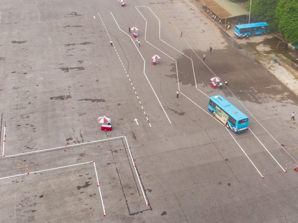 Đặc biệt trong cuộc thi năm nay, Ban tổ chức đã nghiên cứu đưa ra được công cụ và tiêu chí đánh giá để tính điểm vận hành êm dịu đối cho các lái xe, đây là điểm mới nhưng cũng là thách thức cho cả Ban tổ chức và tuyển thủ dự thi. (Ảnh: Hoài Nam/Vietnam+)