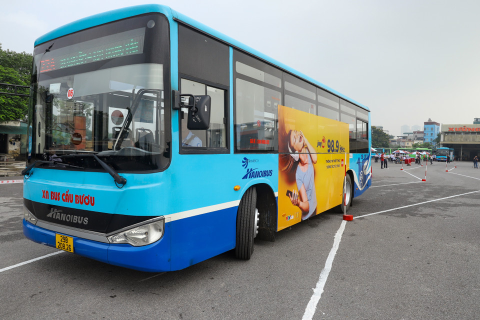 Phần thi bao gồm các bài liên hoàn trên sa hình như: Ghép xe vào nơi đỗ (ghép ngang); Lùi chuồng (ghép dọc); Lái xe tiến, lùi qua hình chữ chi; Quay đầu xe trong sân hẹp; Đi xe qua đường vòng quanh; Đi xe qua hàng đinh,... (Ảnh: Hoài Nam/Vietnam+)