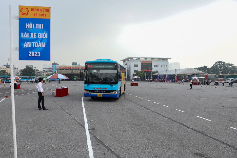 Hội thi là dịp để đội ngũ lái xe buýt có điều kiện nâng cao kiến thức, kỹ năng nghiệp vụ và tay nghề; vừa là dịp để giao lưu, trau dồi học hỏi kinh nghiệm lẫn nhau. (Ảnh: Hoài Nam/Vietnam+)