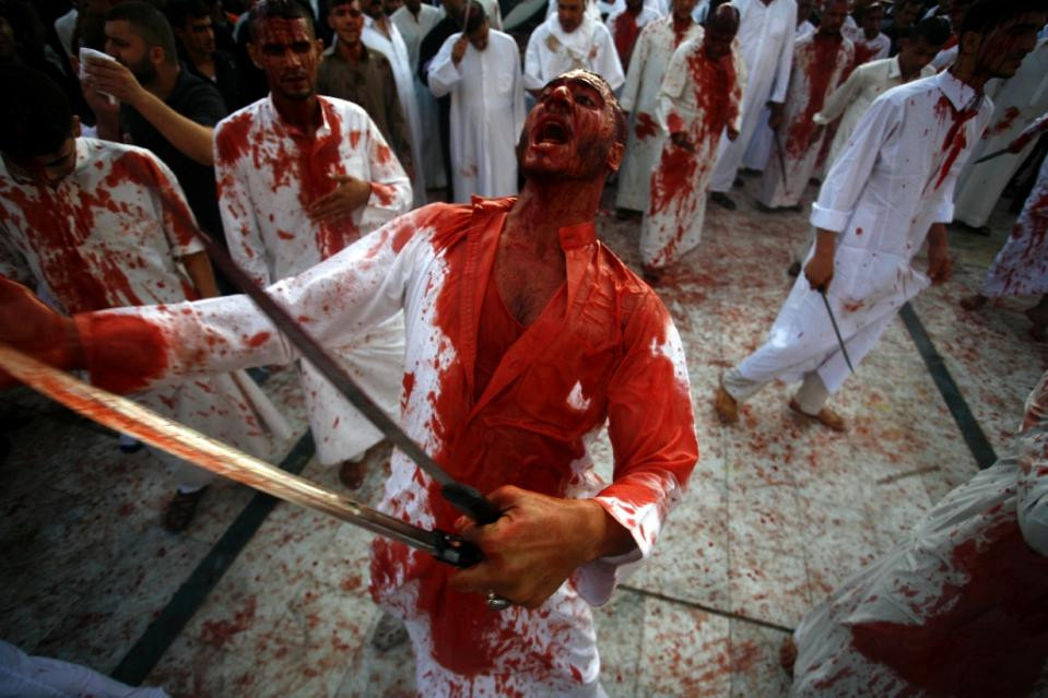 Hàng ngàn người Hồi giáo Shiite ở Iraq ngày 24/10 đã tham gia vào ngày lễ Ashura linh thiêng ở thành phố Karbala bằng cách gào khóc và tự lấy dao, dây xích quật lên người đến mức máu chảy đầm đìa để tưởng nhớ đến Imam Hussein, con trai của nhà tiên tri Mohammed, người qua đời từ thế kỷ thứ 7 (Nguồn: AFP)