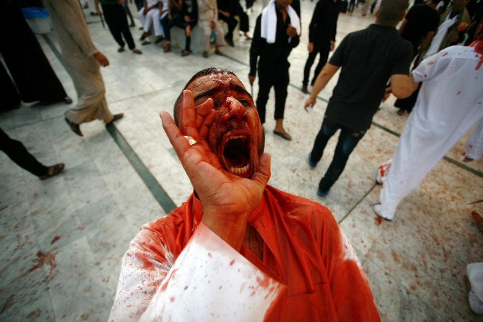 Hàng ngàn người đã tụ tập ở lăng mộ Imam Hussein và òa khóc khi nghe lại thánh tích về cái chết của Imam Hussein.