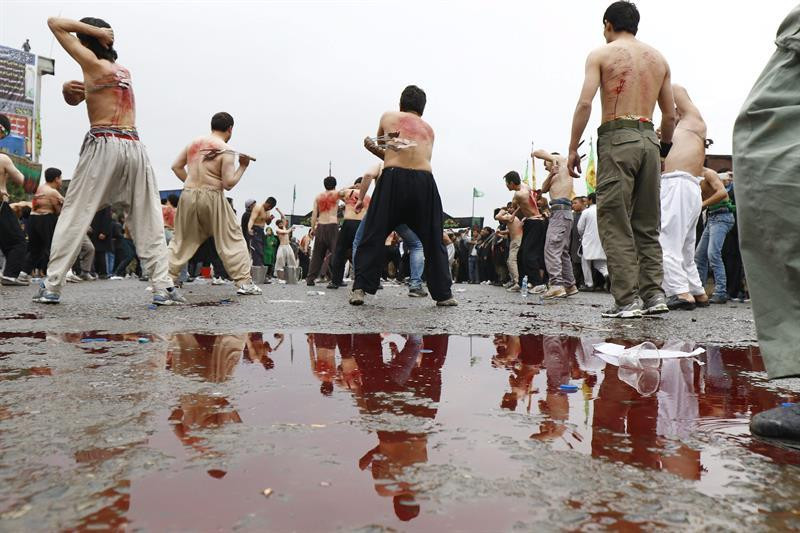 Bất chấp những vụ đánh bom nhằm vào ngày lễ này trong cùng ngày ở Pakistan và Bangladesh, buổi hành xác ở Karbala vẫn diễn ra êm thấm bất chấp tình hình an ninh bất ổn tại quốc gia này.