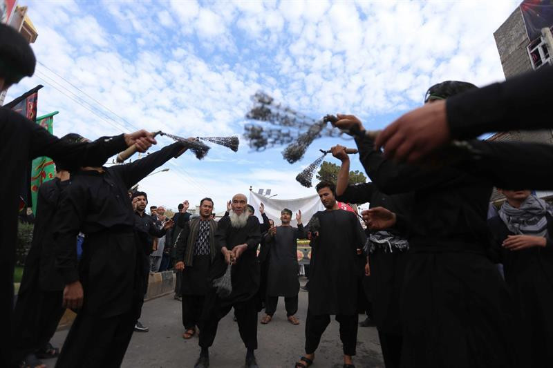 Cùng lúc đó, hàng triệu người Shiite ở các quốc gia khác như Liban cùng nhiều nước Nam Á cũng tham gia hành lễ bằng cách dùng lưỡi dao, kiếm đánh lên đầu để tắm trong máu để tưởng nhớ đến Imam Hussein.