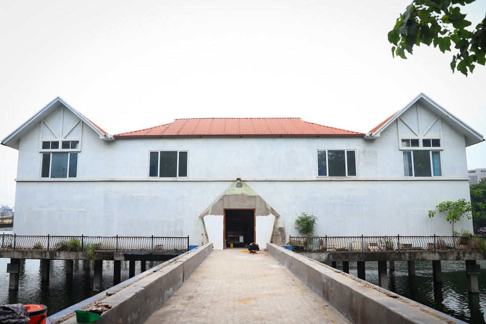 Tòa nhà nổi hiện tại đang sai phạm khi nối liền nhà A và nhà B như trong bản thiết kế, hạng mục sai phạm như cây cầu đi ra nhà nổi đã được tháo dỡ. (Ảnh: Hoài Nam/Vietnam+)
