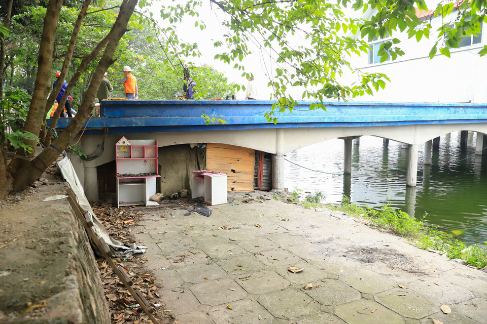 Cùng với đó, khuôn viên xung quanh hồ cũng sẽ được dọn dẹp để trả lại không gian xanh sạch cho công viên. (Ảnh: Hoài Nam/Vietnam+)