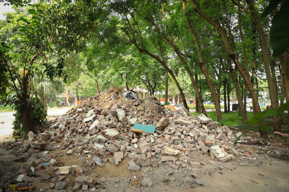 Nhà điều hành sân bóng đã được phá bỏ hoàn toàn. (Ảnh: Hoài Nam/Vietnam+)