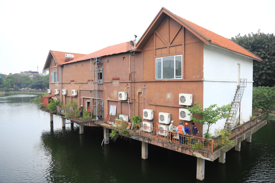 Bên cạnh đó, nhà nổi tại khu vực hồ trong công viên cũng là công trình sai phạm so với thiết kế. (Ảnh: Hoài Nam/Vietnam+)