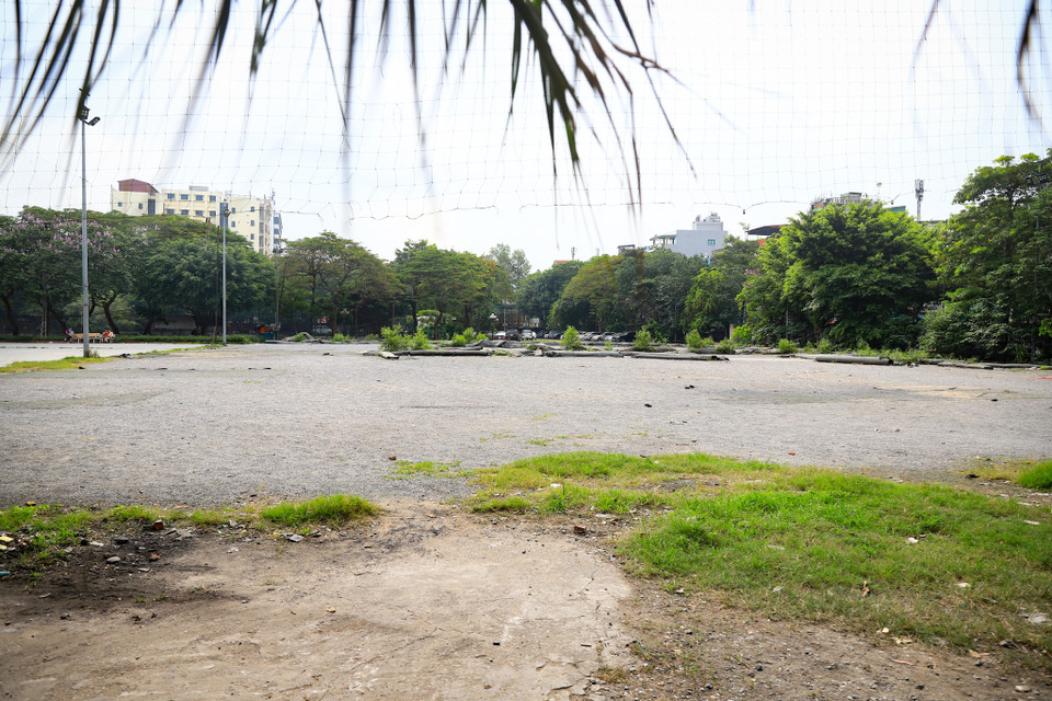 Khu vực sân bóng đá cỏ nhân tạo nằm trong danh mục công trình sai phạm đã được giải phóng mặt bằng. (Ảnh: Hoài Nam/Vietnam+)